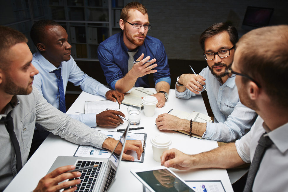 The managers are discussing. Наемный работник.